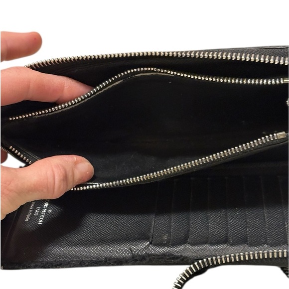 Louis Vuitton Taiga Leather, Black *REHAB* Wallet, broken zippers - Picture 8 of 11